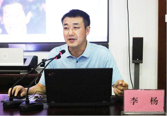 黨委委員、紀委書記、工會主席李楊對新員工進行廉潔從業(yè)教育